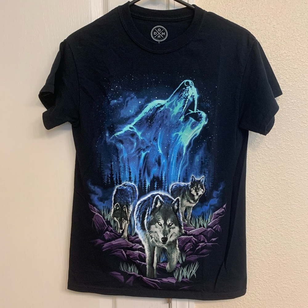 Black wolf shirt